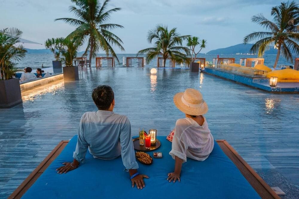 &Aacute;nh s&aacute;ng v&agrave;ng l&uacute;c ho&agrave;ng h&ocirc;n l&agrave;m nổi bật khung cảnh bờ biển (Nguồn: Nami Beach Club)